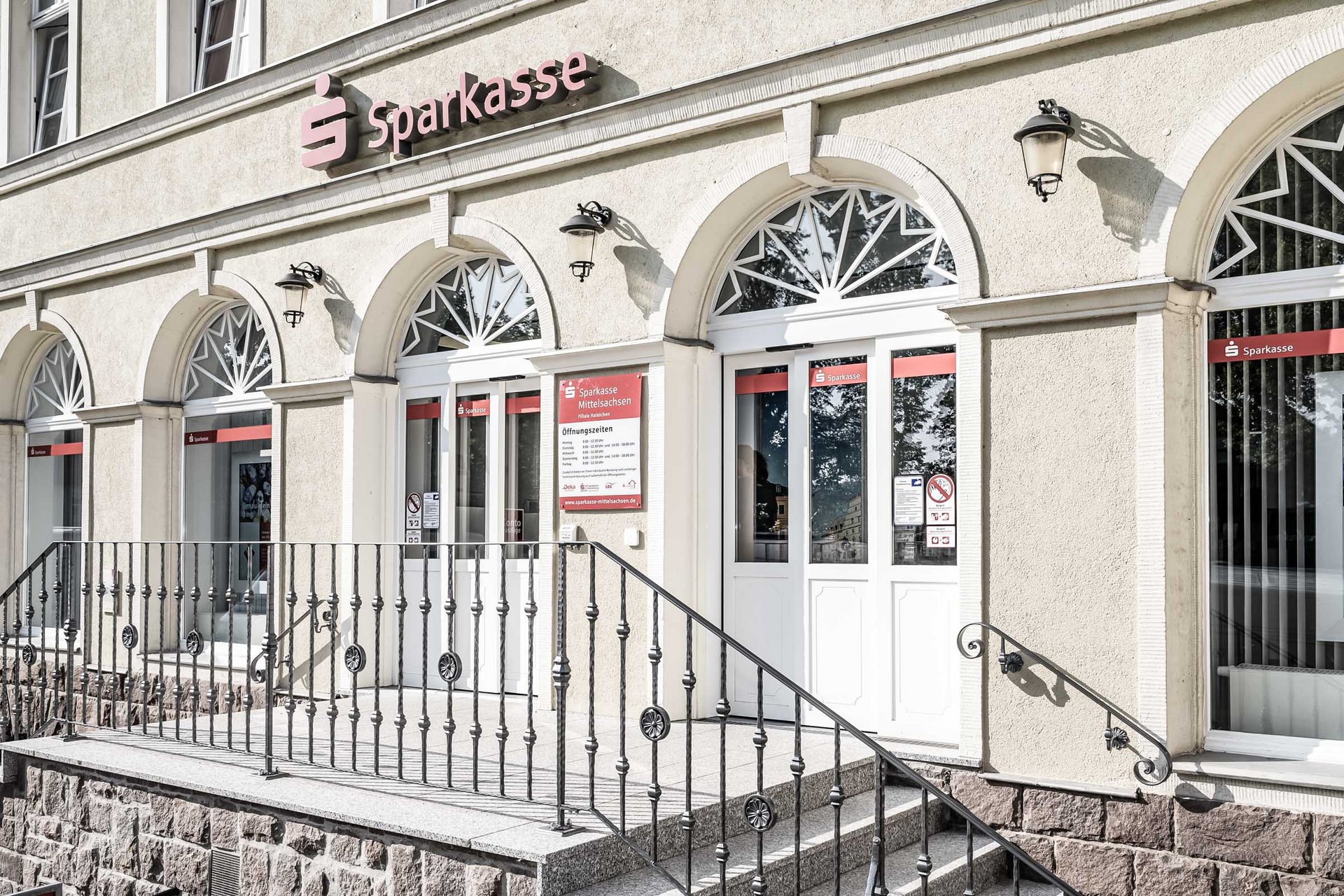 Eingang der Sparkasse in Mittelsachsen mit automatischen Schiebetüren