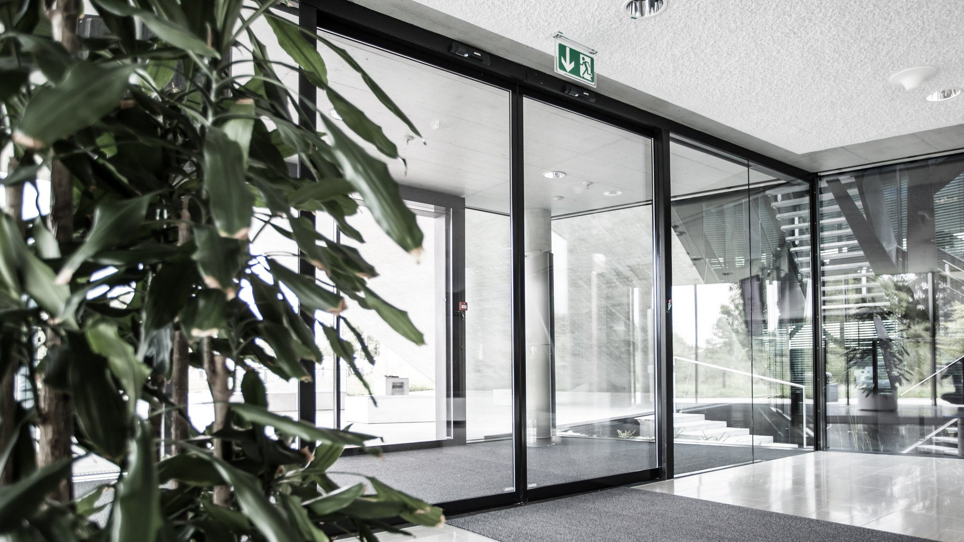 Eingang der Groupe E in Granges Paccot mit einer automatischen Schiebetür