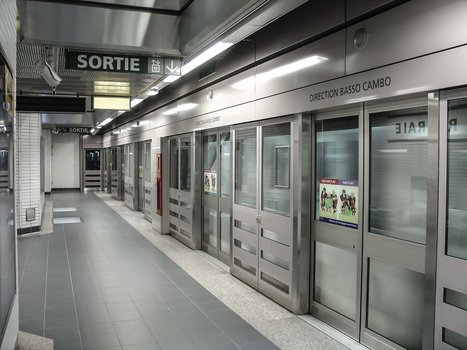 Metro Station der Toulouse Linie A mit automatischen hohen Platform Screen Doors