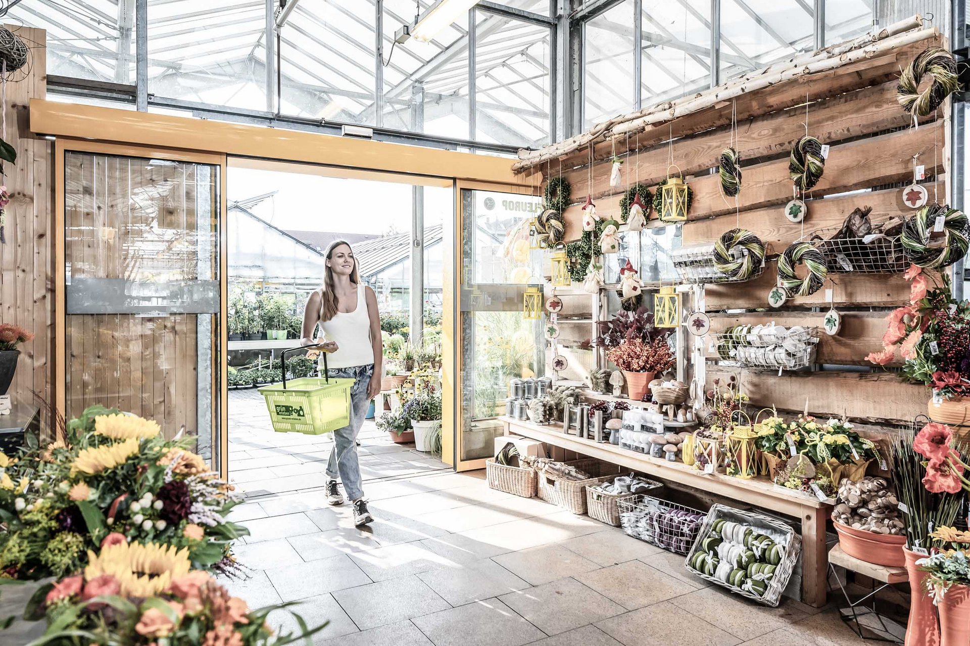 Verkaufsfläche des Gartenbau Center Rueckler in Dresden mit einer automatischen Schiebetür