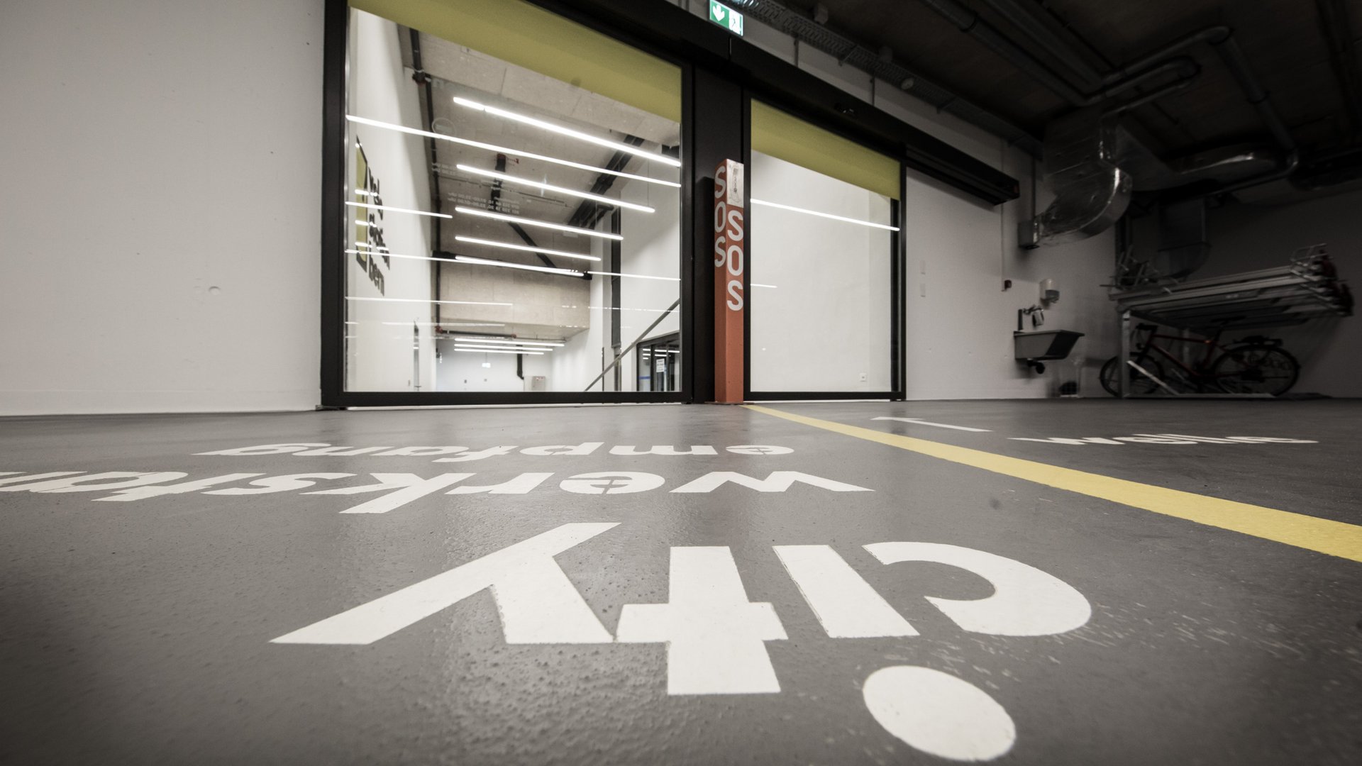 Flur in der Velo Station Bern mit einer automatischen Schiebetür