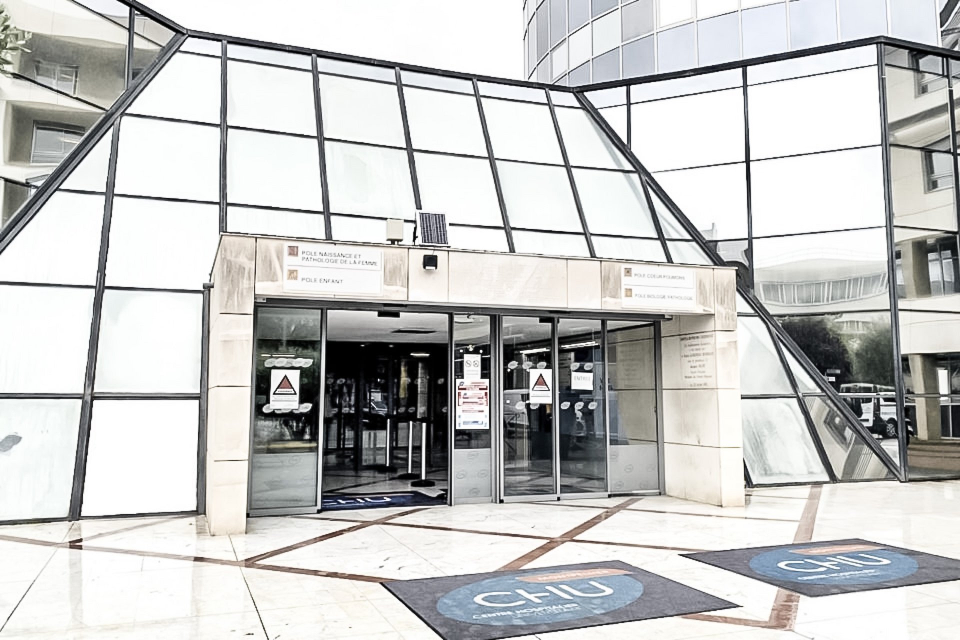 Eingang CHU Montepllier Spital mit automatischen Schiebetüren