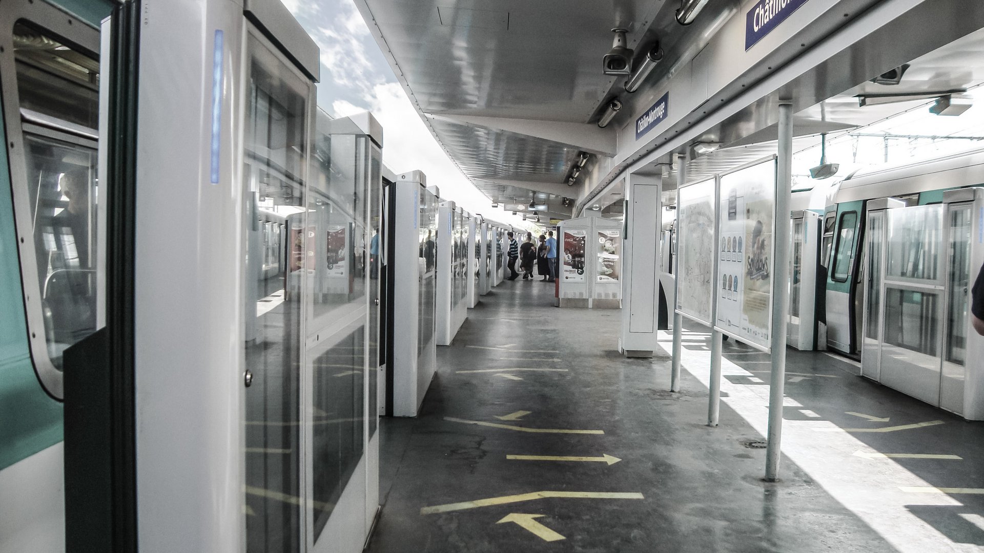 Metro Station in Paris mit automatischen halbhohen Platfrom Screen Doors