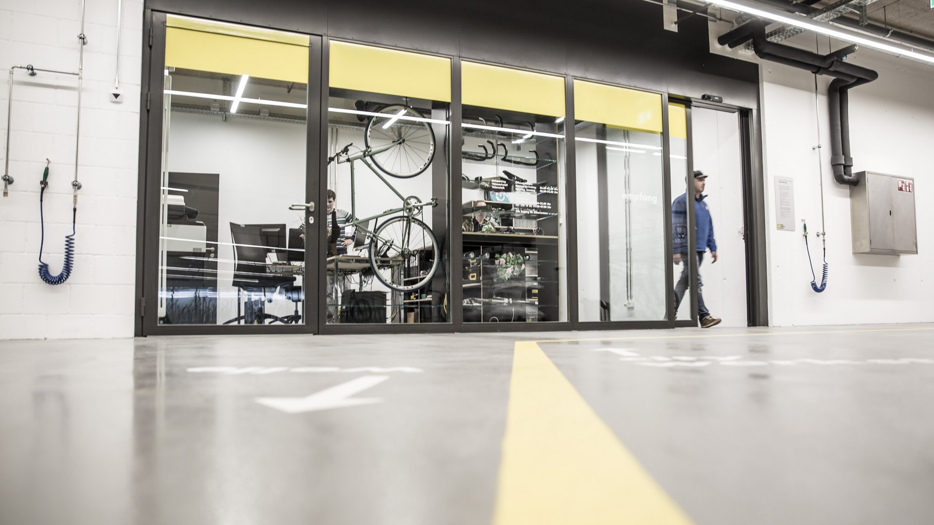 Velo Station in Bern mit einer automatischen Schiebetür