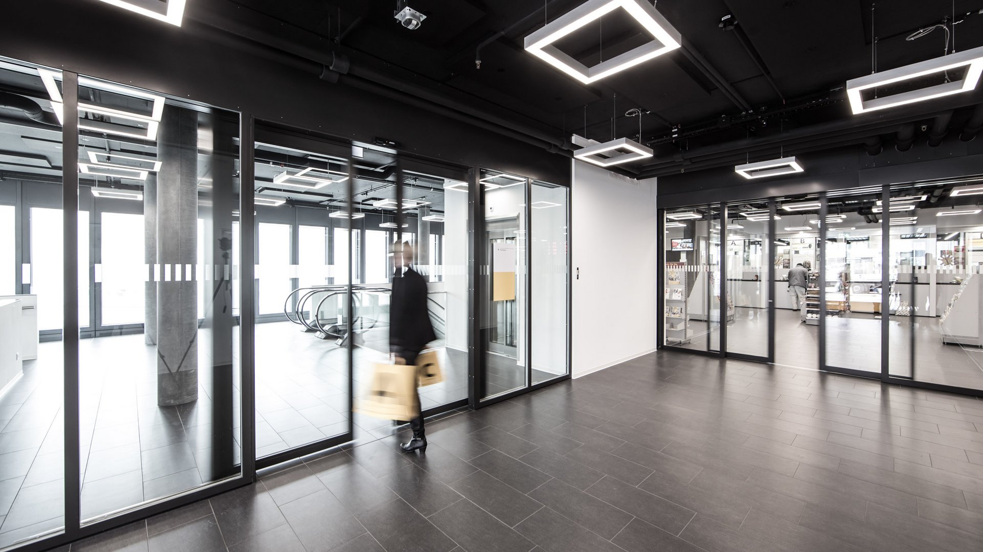 Innenbereich PostParc Bern mit automatischen Schiebetüren 