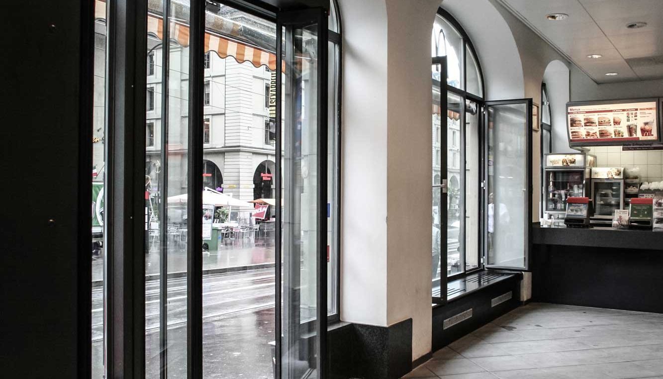 McDionalds Eingang mit einer platzsparenden automatischen Faltflügeltür