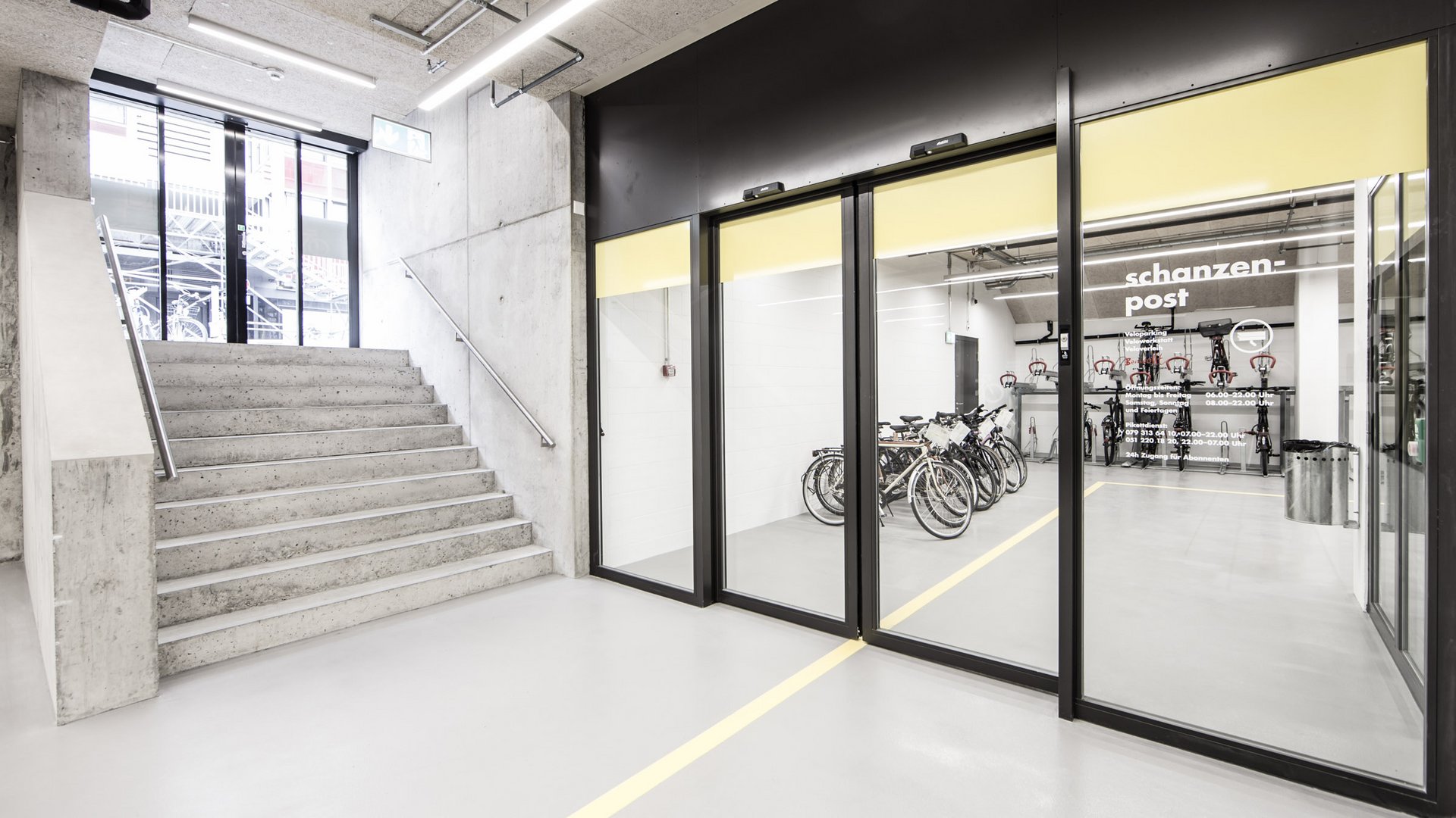 Velo Station in Bern mit einer automatischen Schiebetür