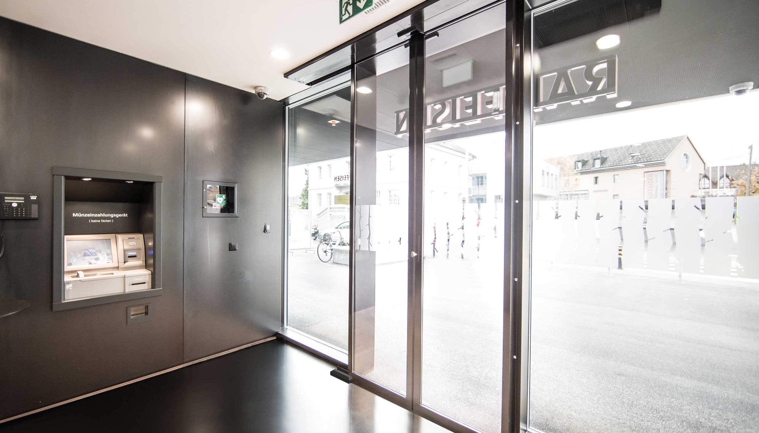 Eingangsbereich der Raiffeisen Bank mit einer einbruchhemmenden automatischen Schiebetür ohne Bodenführung