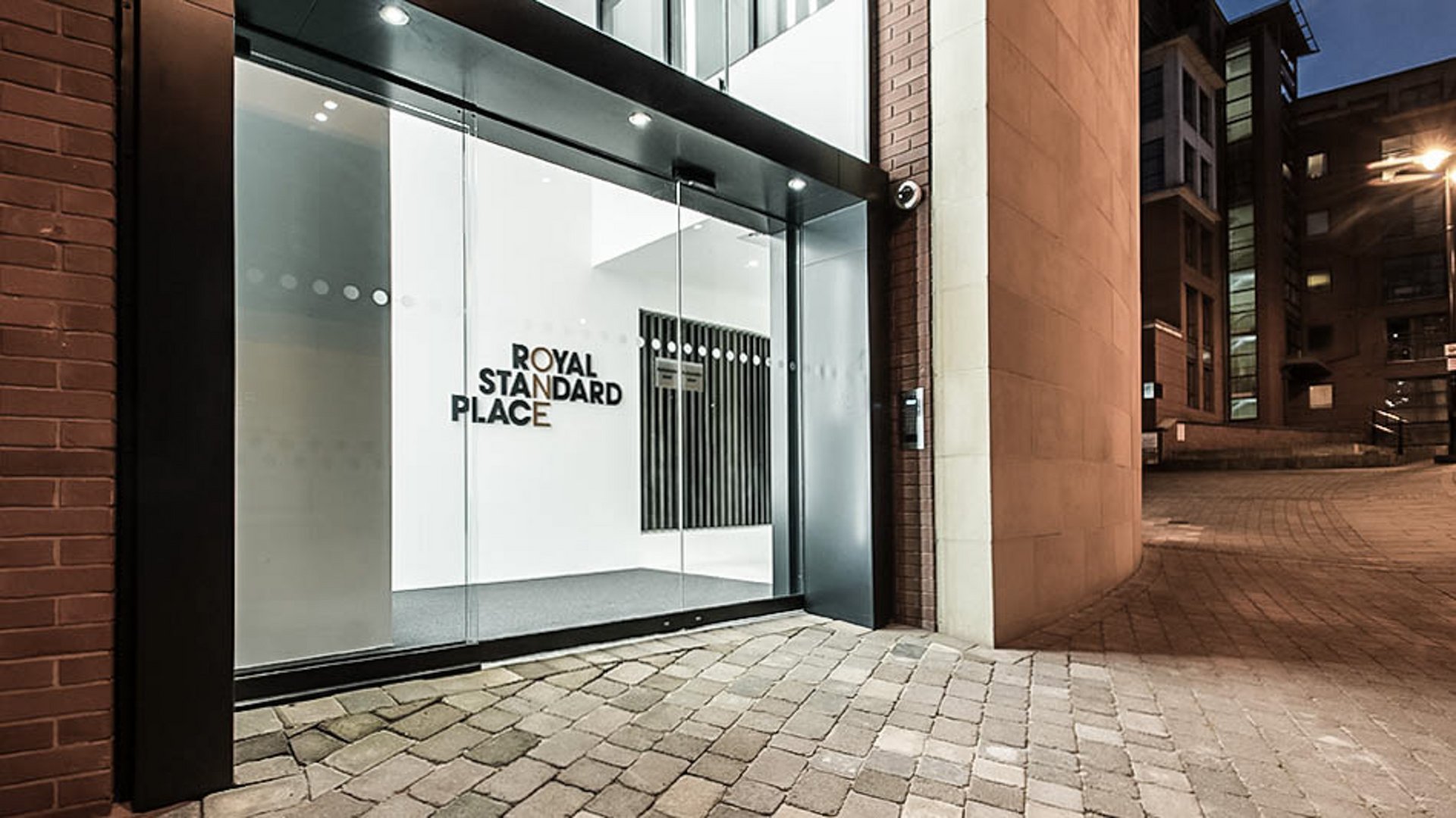 Eingang Royal Standard Place in Nottingham mit einer automatischen Schiebetür