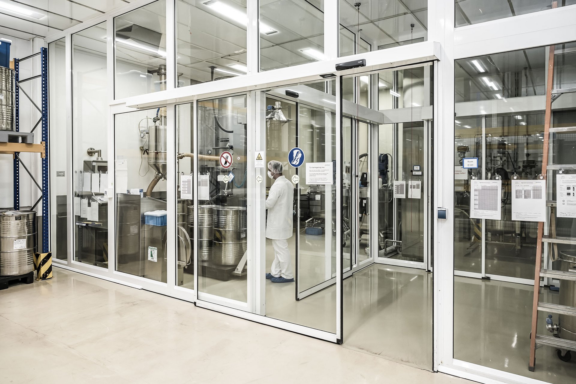 Labor der Next Pharma Logistics mit automatischen Schiebetüren