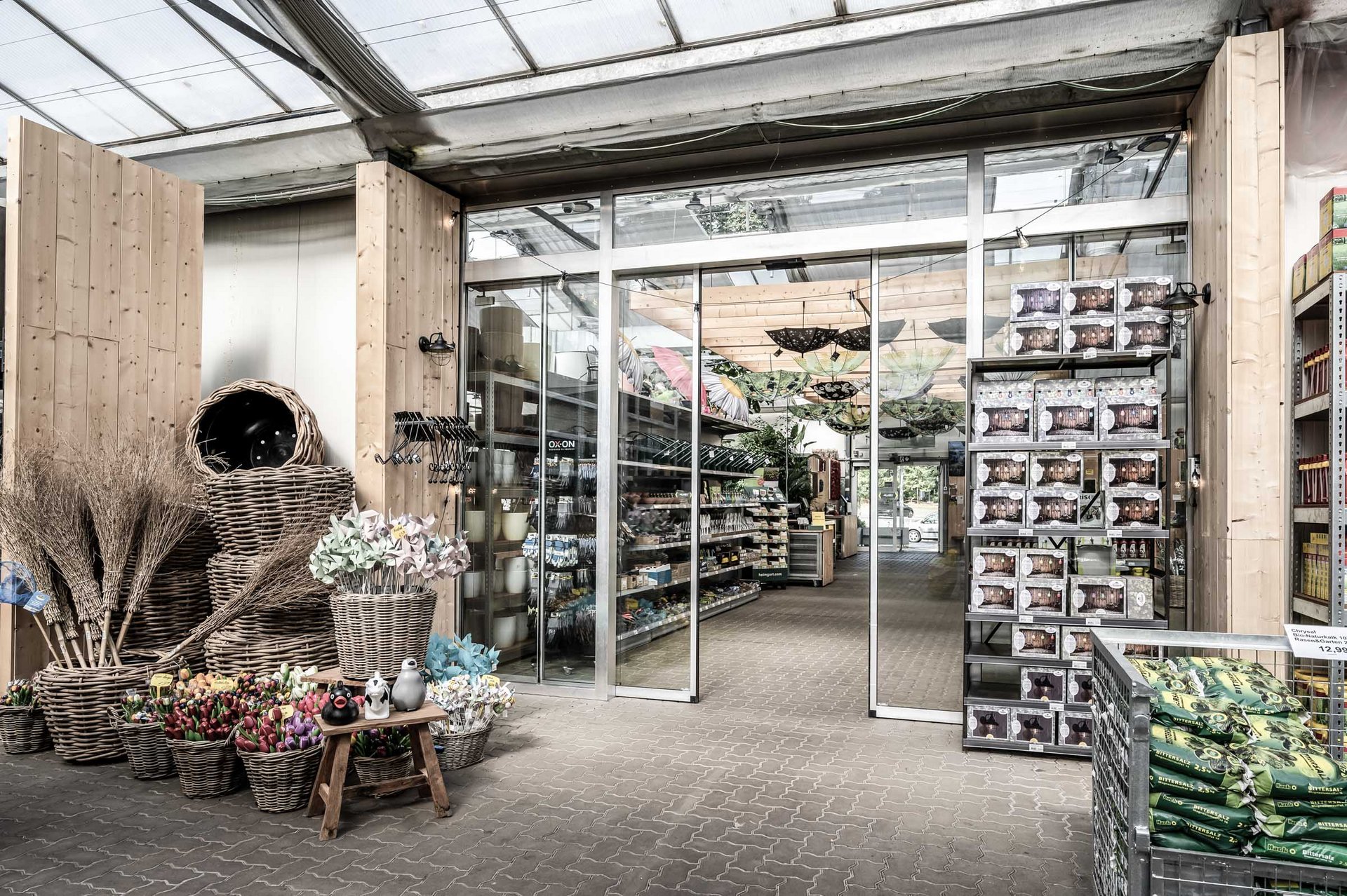 Gartengeschäft Der Holländer mit einer automatischen Schiebetür im Innenbereich