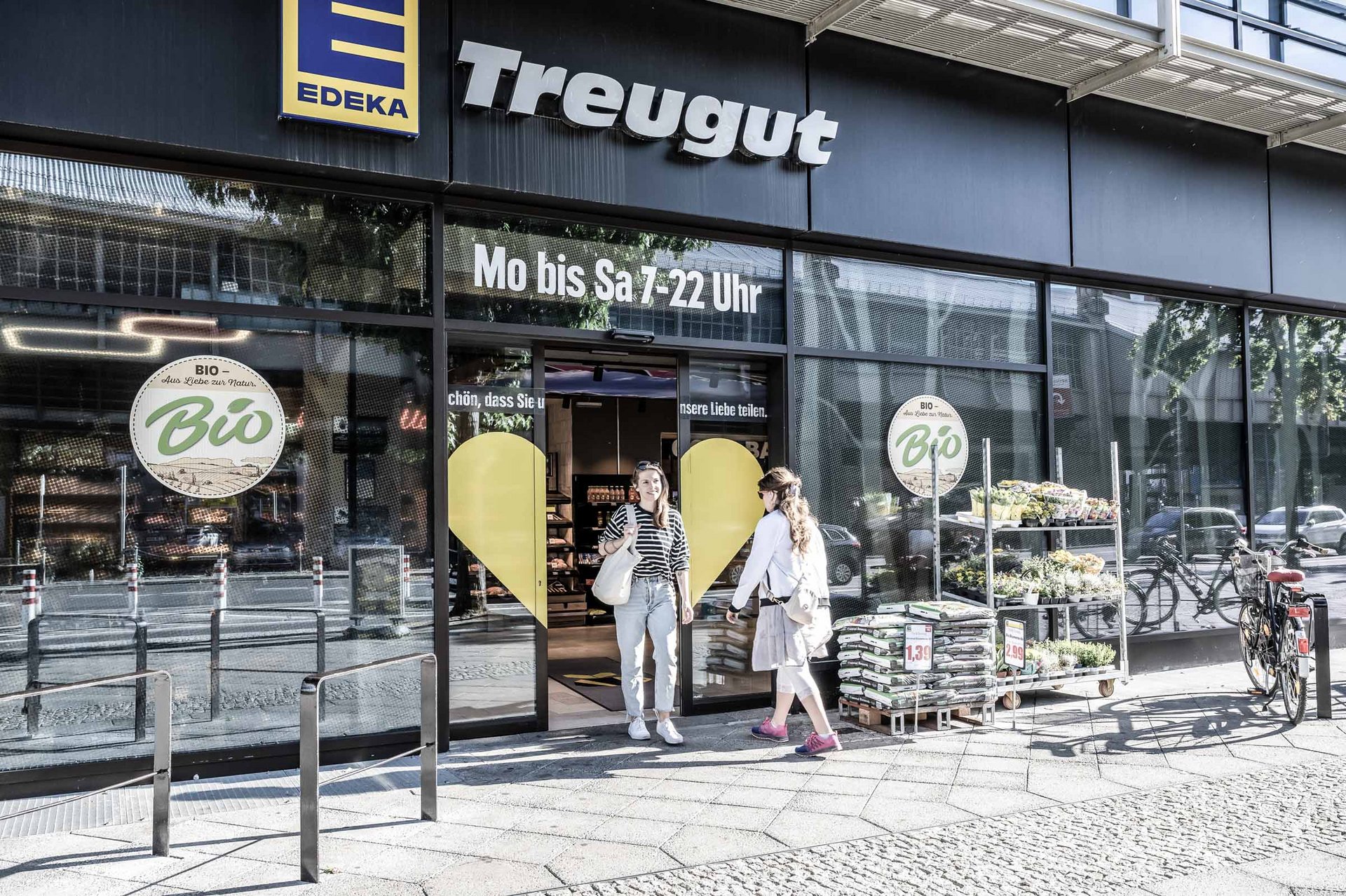 Eingang EDEKA Markt in Treugut mit automatischen Schiebetüren