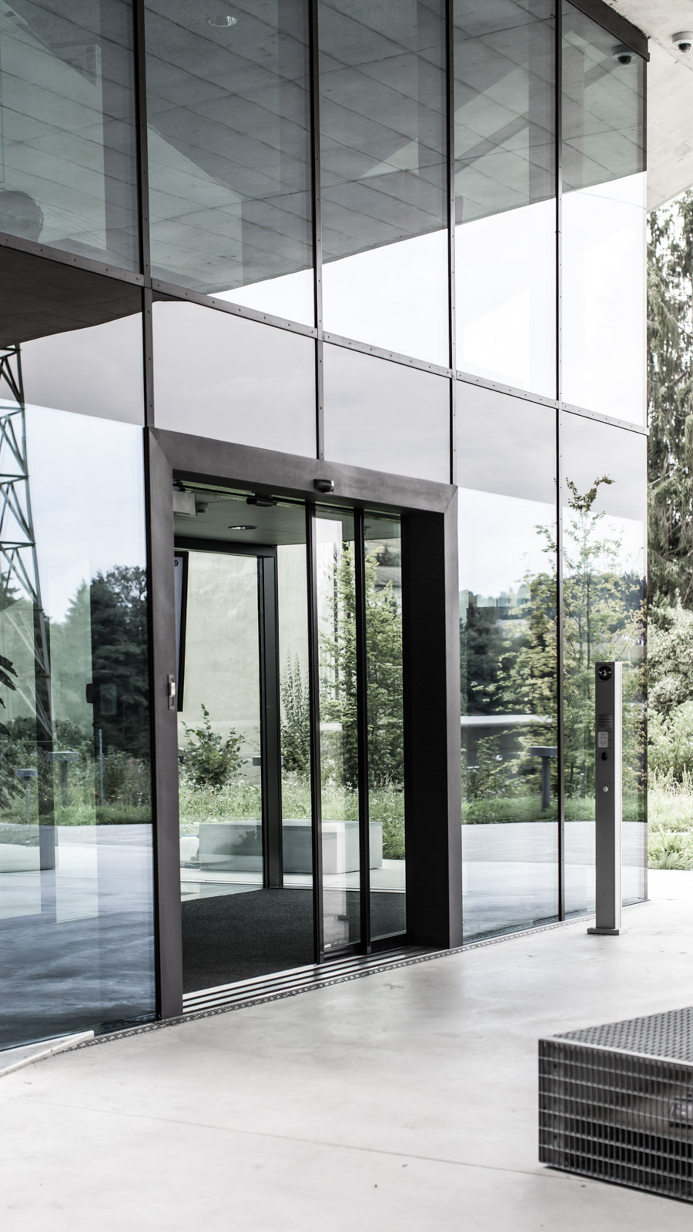 Eingang der Groupe E in Granges Paccot mit einer automatischen Schiebetür