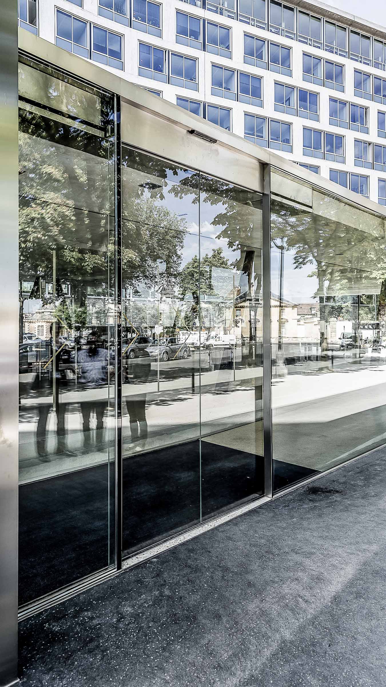Ganzglas Schiebetür des Unesco Gebäudes in Paris